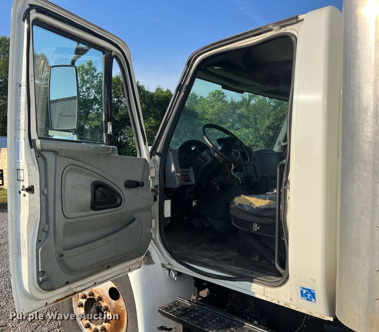 image for item II9199 2005 International 4300  box truck