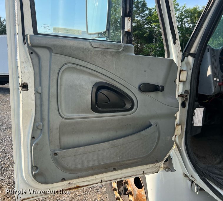 image for item II9199 2005 International 4300  box truck