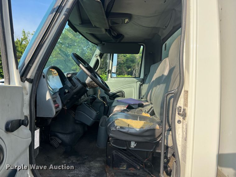 image for item II9199 2005 International 4300  box truck