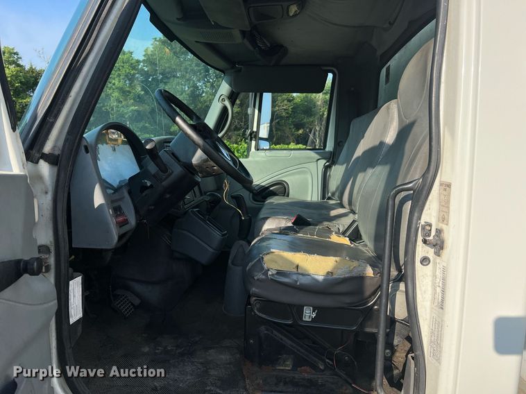 image for item II9199 2005 International 4300  box truck