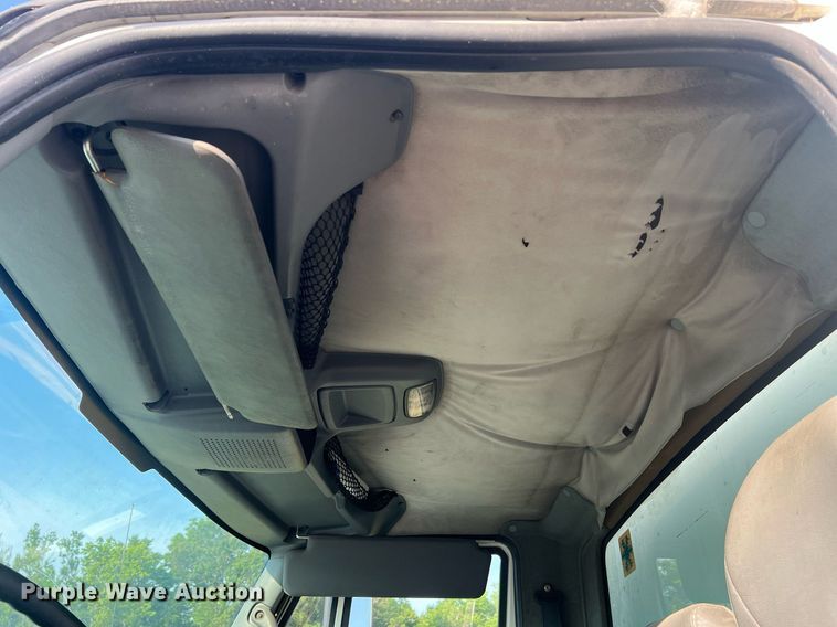 image for item II9199 2005 International 4300  box truck