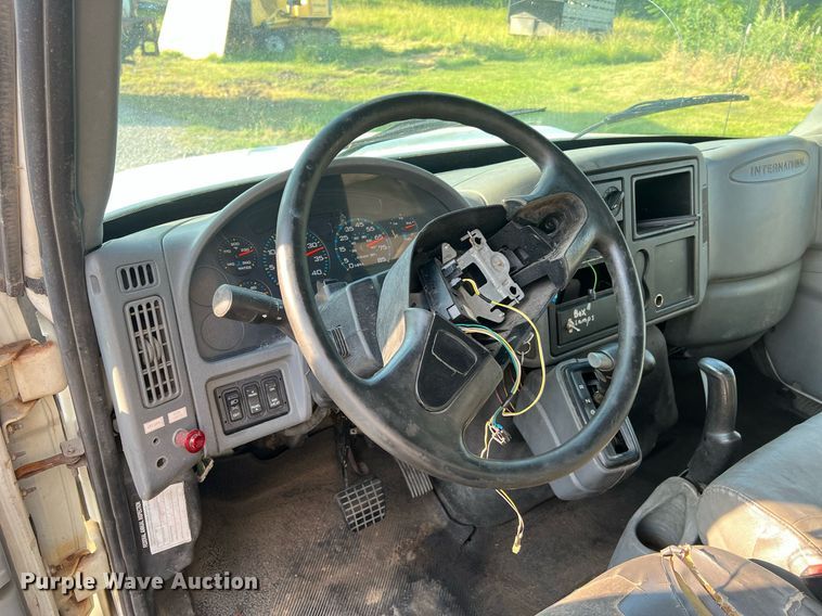 image for item II9199 2005 International 4300  box truck