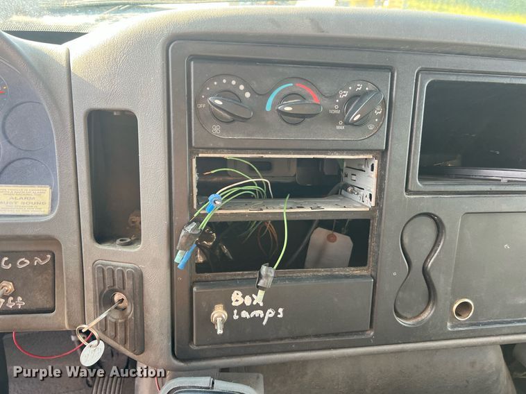 image for item II9199 2005 International 4300  box truck