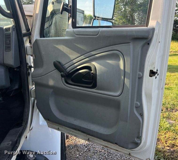 image for item II9199 2005 International 4300  box truck