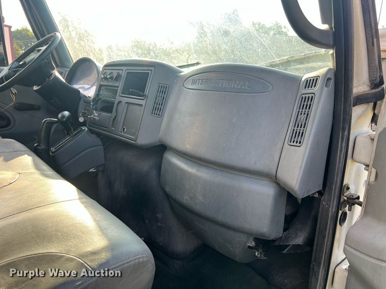 image for item II9199 2005 International 4300  box truck