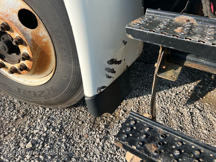 image for item II9199 2005 International 4300  box truck