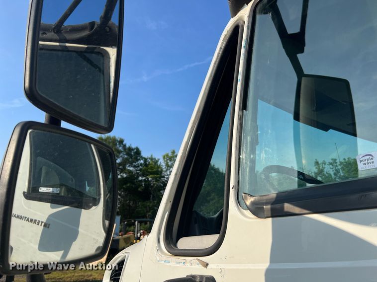 image for item II9199 2005 International 4300  box truck