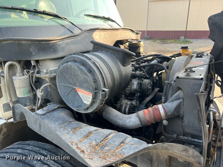 image for item II9199 2005 International 4300  box truck