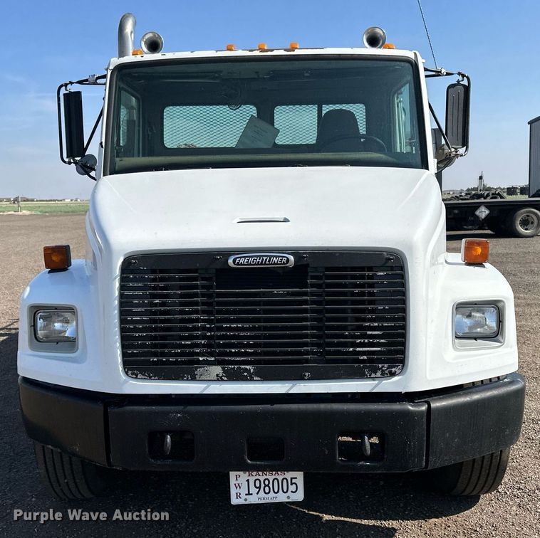 image for item JJ9934 2000 Freightliner FL70  utility / service truck