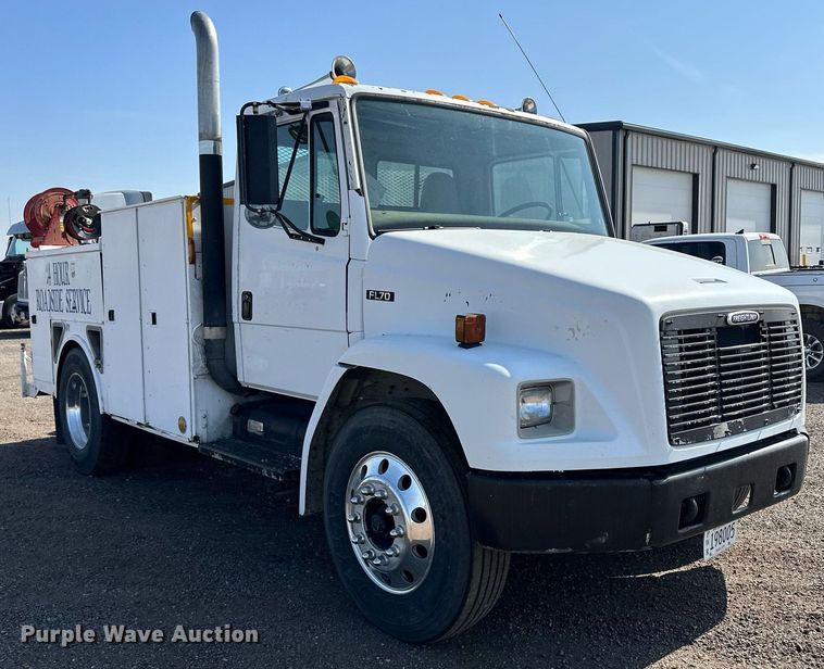 image for item JJ9934 2000 Freightliner FL70  utility / service truck