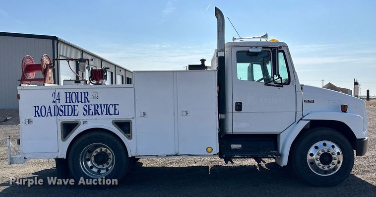 image for item JJ9934 2000 Freightliner FL70  utility / service truck