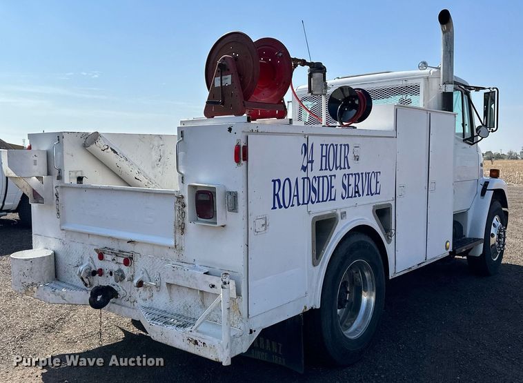 image for item JJ9934 2000 Freightliner FL70  utility / service truck