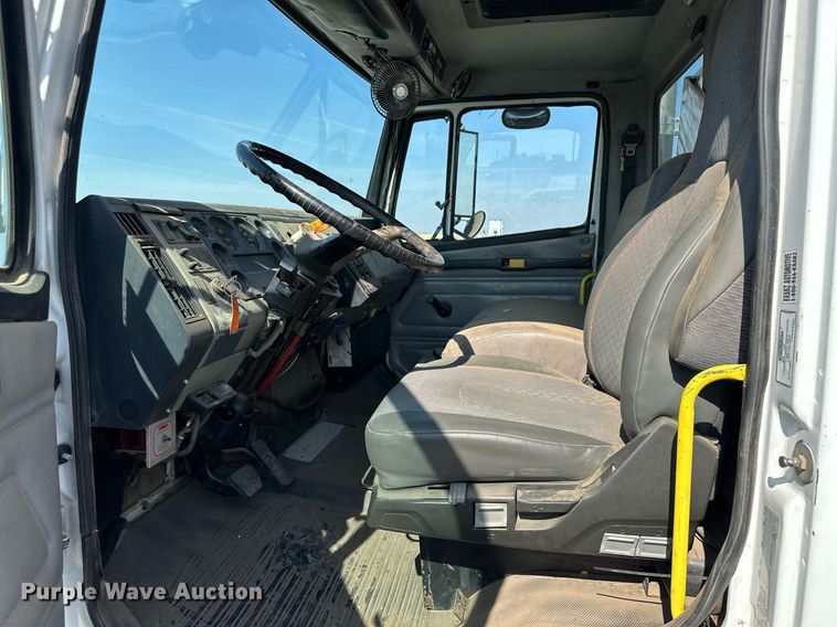 image for item JJ9934 2000 Freightliner FL70  utility / service truck