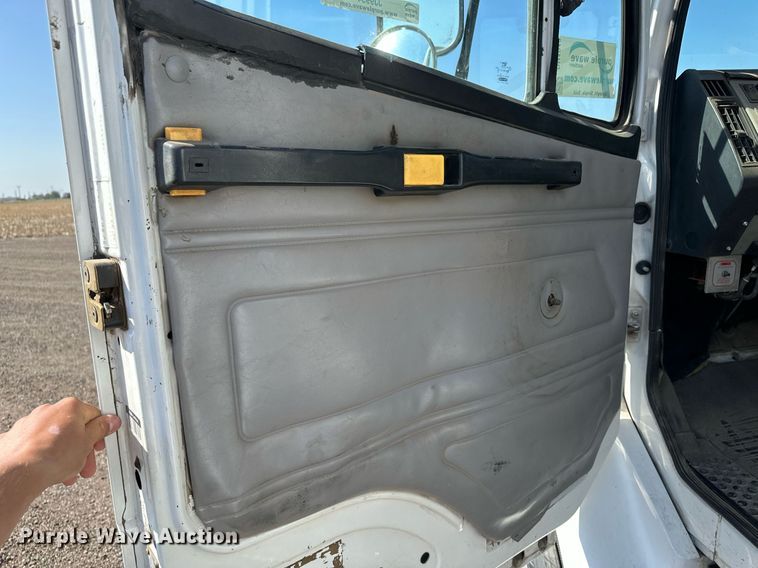 image for item JJ9934 2000 Freightliner FL70  utility / service truck