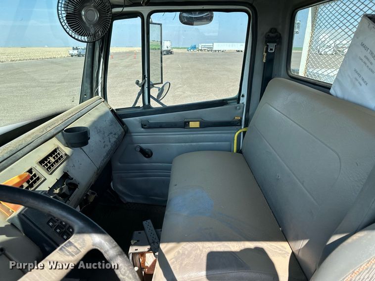 image for item JJ9934 2000 Freightliner FL70  utility / service truck