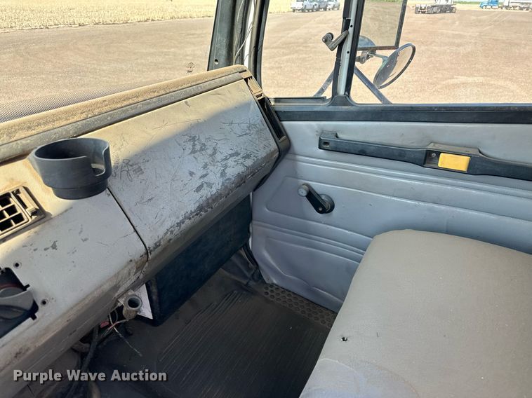 image for item JJ9934 2000 Freightliner FL70  utility / service truck