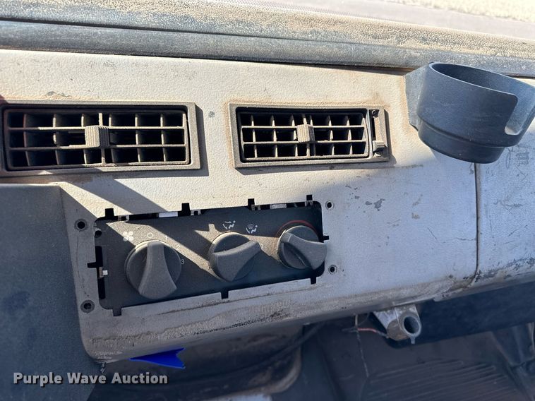 image for item JJ9934 2000 Freightliner FL70  utility / service truck