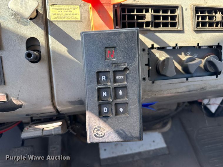 image for item JJ9934 2000 Freightliner FL70  utility / service truck