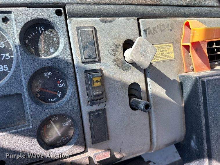 image for item JJ9934 2000 Freightliner FL70  utility / service truck