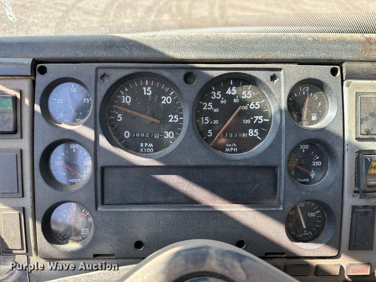 image for item JJ9934 2000 Freightliner FL70  utility / service truck