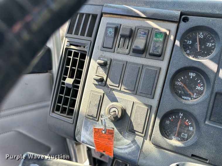 image for item JJ9934 2000 Freightliner FL70  utility / service truck