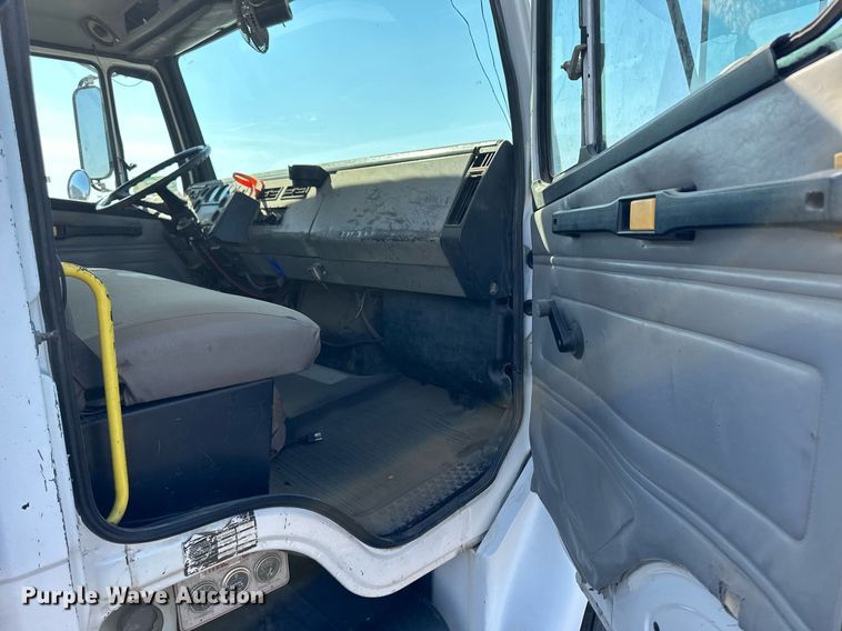 image for item JJ9934 2000 Freightliner FL70  utility / service truck