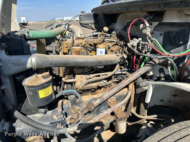 image for item JJ9934 2000 Freightliner FL70  utility / service truck