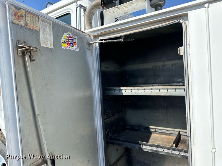 image for item JJ9934 2000 Freightliner FL70  utility / service truck