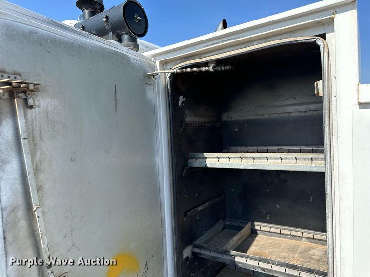 image for item JJ9934 2000 Freightliner FL70  utility / service truck