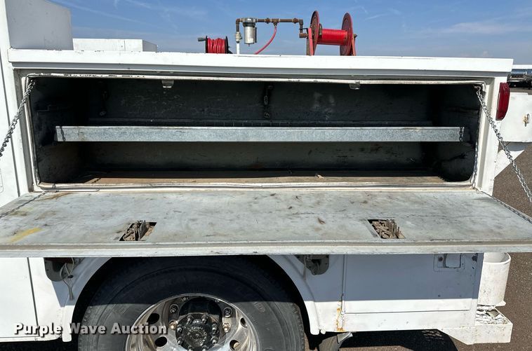 image for item JJ9934 2000 Freightliner FL70  utility / service truck