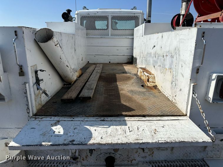 image for item JJ9934 2000 Freightliner FL70  utility / service truck