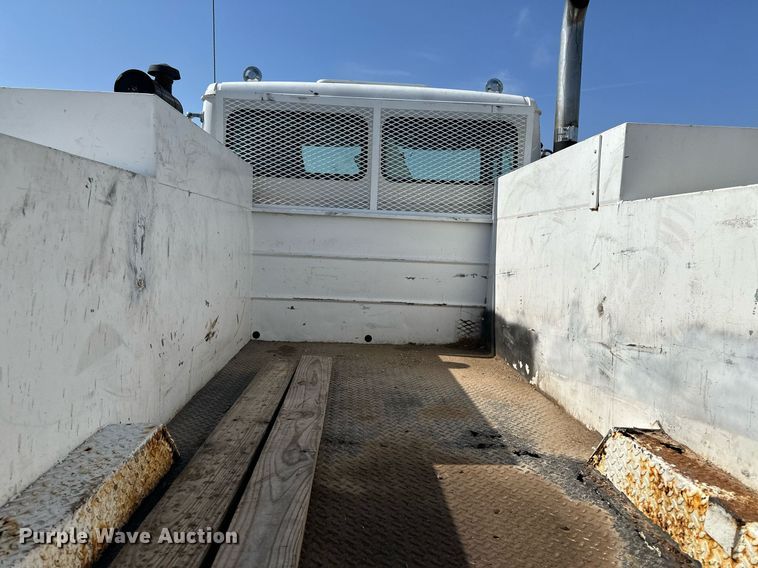 image for item JJ9934 2000 Freightliner FL70  utility / service truck