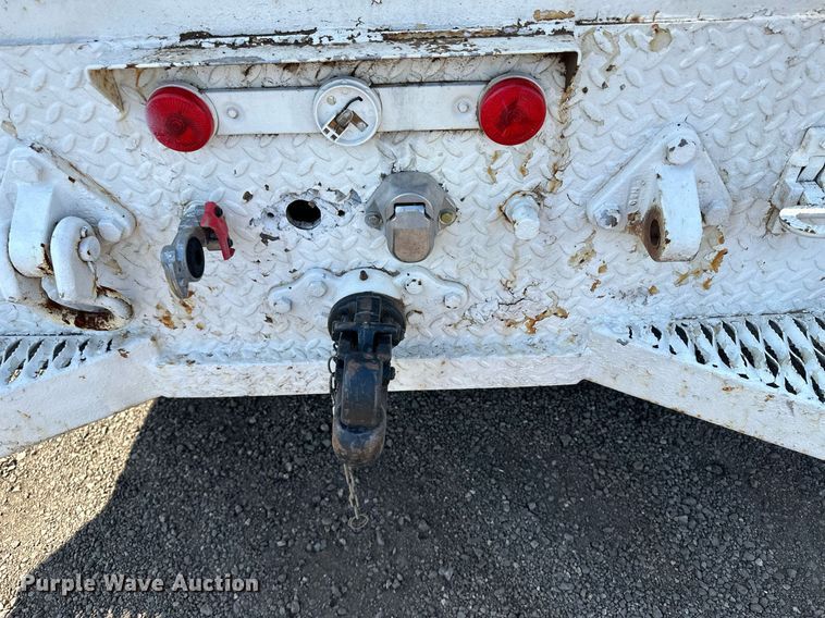 image for item JJ9934 2000 Freightliner FL70  utility / service truck