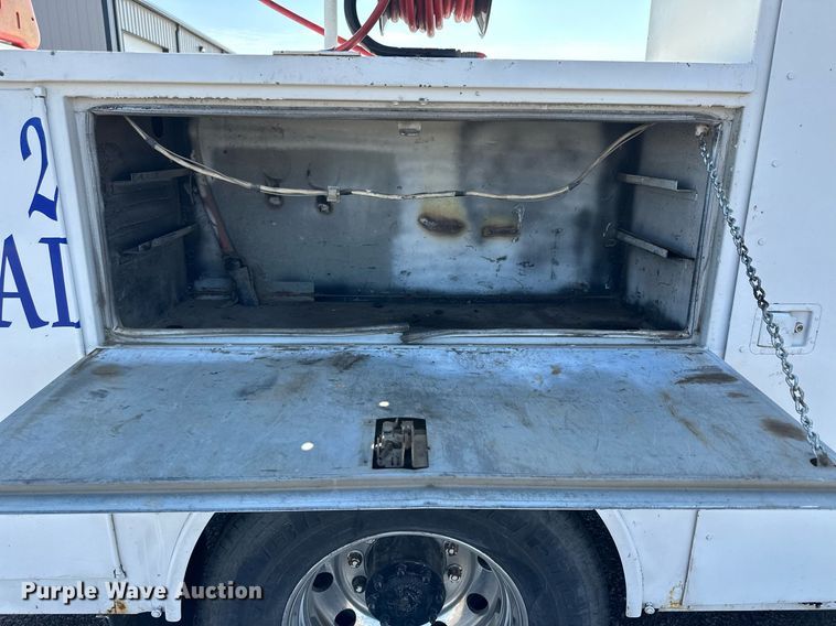 image for item JJ9934 2000 Freightliner FL70  utility / service truck