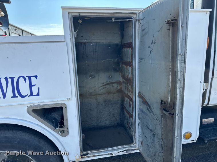 image for item JJ9934 2000 Freightliner FL70  utility / service truck