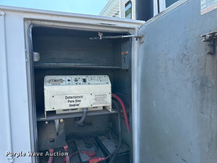 image for item JJ9934 2000 Freightliner FL70  utility / service truck