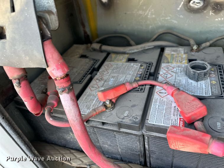 image for item JJ9934 2000 Freightliner FL70  utility / service truck