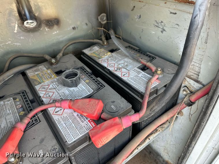 image for item JJ9934 2000 Freightliner FL70  utility / service truck