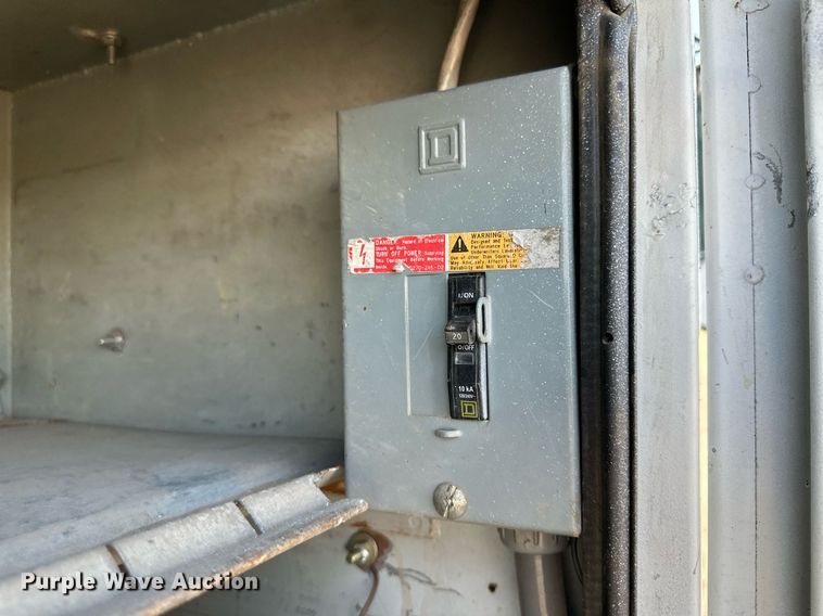 image for item JJ9934 2000 Freightliner FL70  utility / service truck