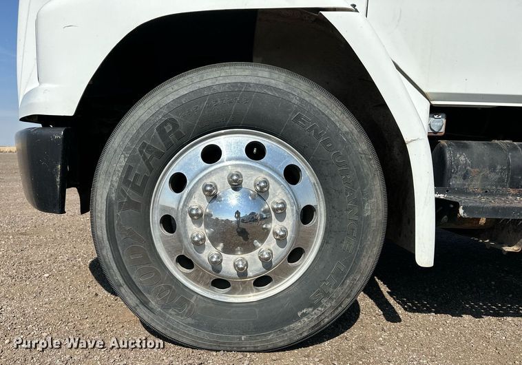 image for item JJ9934 2000 Freightliner FL70  utility / service truck