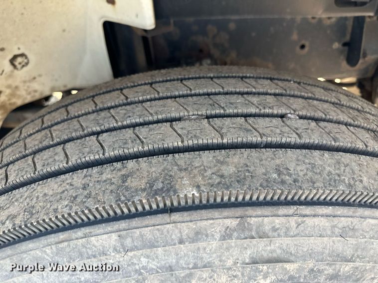 image for item JJ9934 2000 Freightliner FL70  utility / service truck