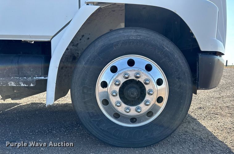 image for item JJ9934 2000 Freightliner FL70  utility / service truck