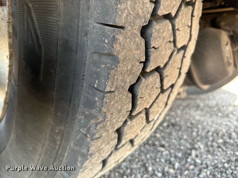 image for item JJ9934 2000 Freightliner FL70  utility / service truck