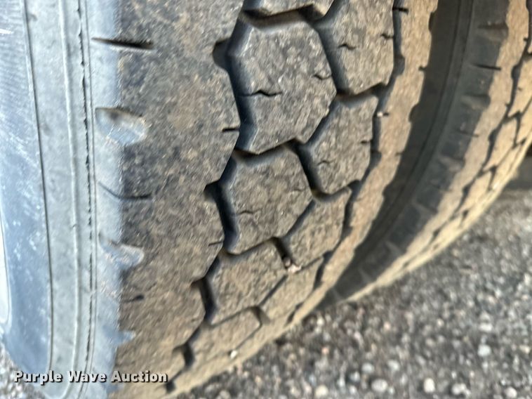 image for item JJ9934 2000 Freightliner FL70  utility / service truck