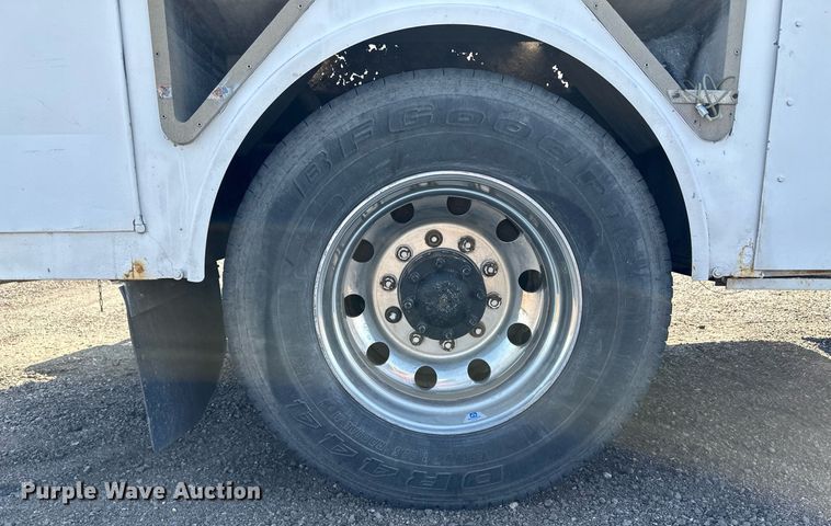 image for item JJ9934 2000 Freightliner FL70  utility / service truck