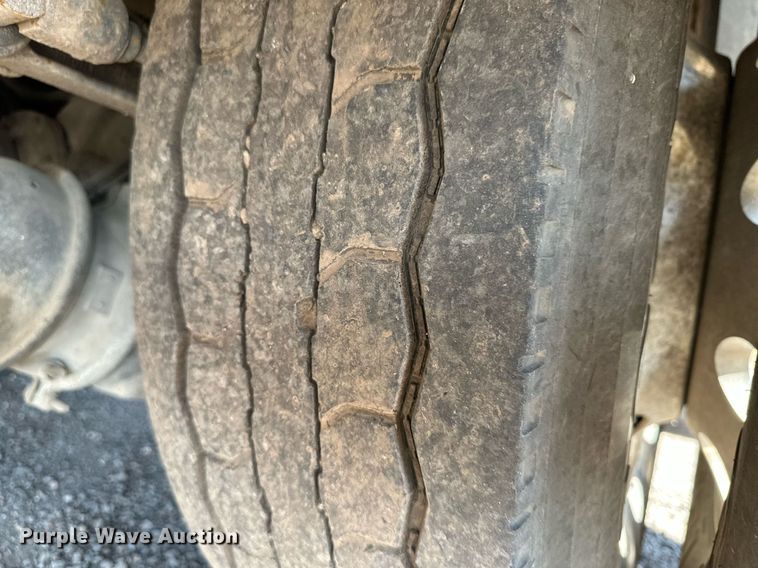 image for item JJ9934 2000 Freightliner FL70  utility / service truck