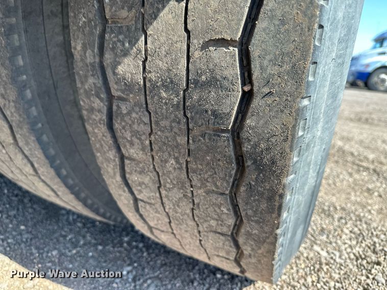 image for item JJ9934 2000 Freightliner FL70  utility / service truck