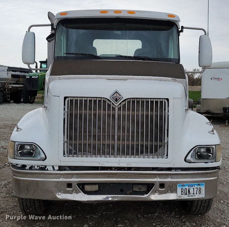 image for item JO9069 2007 International 9400i  semi truck