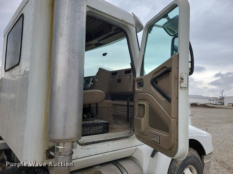 image for item JO9069 2007 International 9400i  semi truck