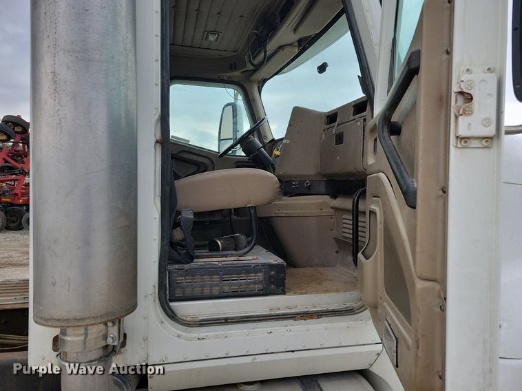 image for item JO9069 2007 International 9400i  semi truck